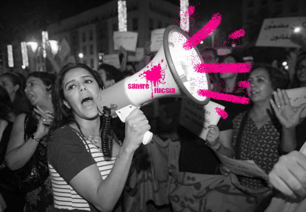 Chica marroquí con megáfono en una manifestación