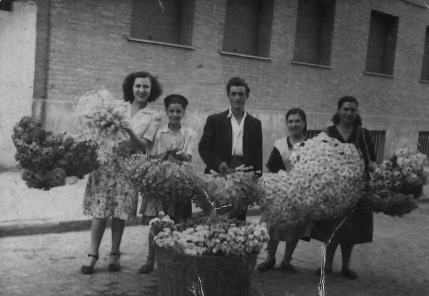 foto antigua de cuatro mujeres y un hombre con muchas flores